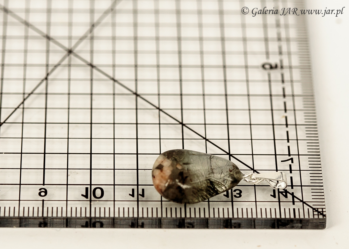 WISIOR ZAWIESZKA KRYSZTAŁ GÓRSKI KWARC INKLUZJE AKTYNOLIT BIZ1157